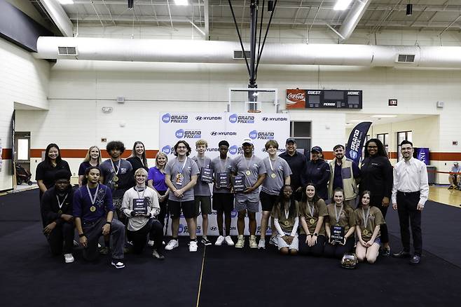 제2회 조지아 수소 그랑프리에 참여한 학생들이 기념촬영을 하고 있다. (사진=현대차)