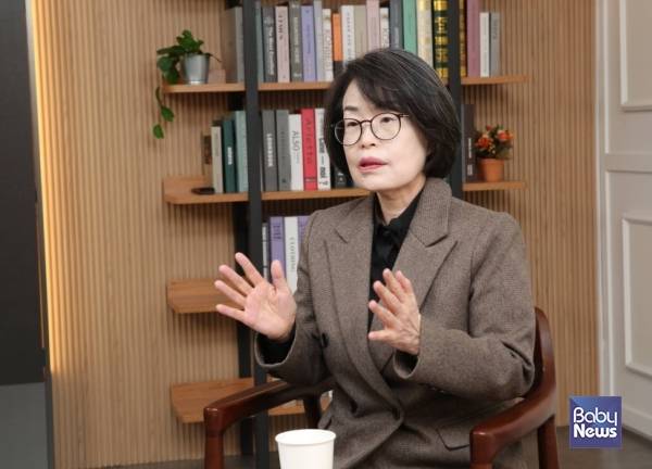 조용남 한국보육진흥원 원장은 베이비뉴스 '데스크가 만난 사람' 인터뷰를 통해 유보통합 추진과 관련해 "4대 분야 연수는 유보통합의 기반을 다지는 작업으로서 의미가 있으며, 향후 2~3년간 지속된다면 현장에서 체감하는 교사의 전문성 강화는 눈에 띄게 실행력이 높아졌다는 것을 느낄 수 있을 것이라고 기대하고 있다"고 말했다. 이효상 기자 ⓒ베이비뉴스