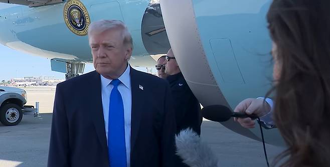 23일(현지시각) 미 플로리다 팜비치 국제공항에서 전용기 에어포스원에 오르기 전 기자들의 질의에 답하는 도널드 트럼프 미국 대통령. 백악관 캡처