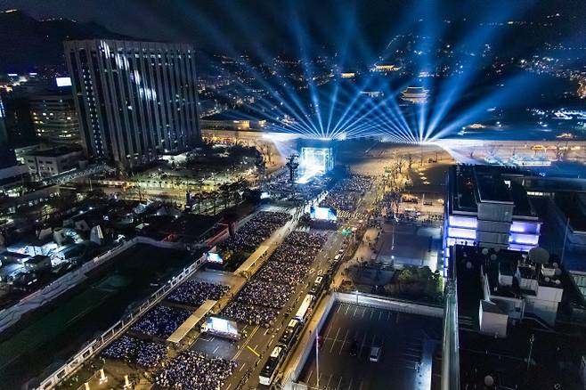 그룹 방탄소년단(BTS)이 21일 서울 광화문 광장에서 ‘BTS 컴백 라이브: 아리랑’ 공연을 펼치고 있다.(사진=빅히트뮤직·넷플릭스)