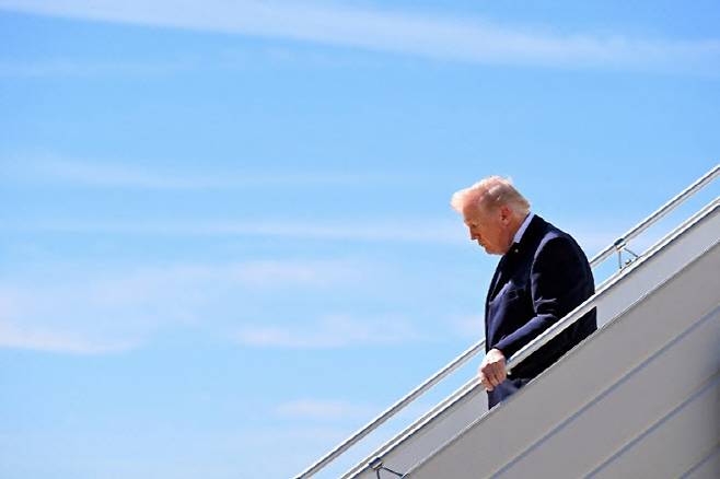 도널드 트럼프 미국 대통령이 23일(현지시간) 테네시주 멤피스 공군 주방위군 기지에 도착해 에어포스원에서 내리고 있다. (사진=AFP)