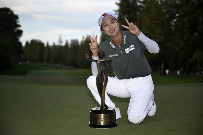 김효주가 LPGA 투아 포티넷 파운더스컵에서 우승한 뒤 트로피 앞에서 환하게 웃고 있다. (사진=LPGA)