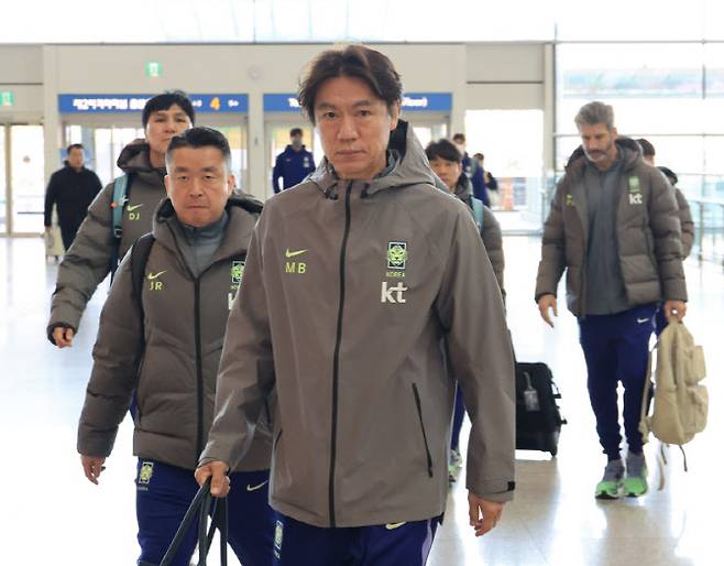 유럽원정 2연전에 나서는 한국축구 국가대표팀의 홍명보 감독이 23일 인천국제공항을 통해 출국하고 있다. 사진=연합뉴스