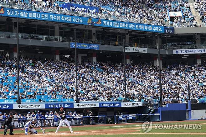 22일 대구 삼성라이온즈파크에서 열린 프로야구 삼성 라이온즈와 LG 트윈스의 시범경기에서 관중석이 팬들로 가득 차 있다. 사진=연합뉴스