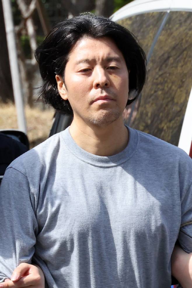 전직 동료인 항공사 기장을 살해한 혐의로 구속된 피의자 김동환(49)의 신상이 공개됐다. 사진은 김동환이 지난 20일 구속 전 피의자 심문(영장실질심사)에 출석하는 모습 (사진=연합뉴스)