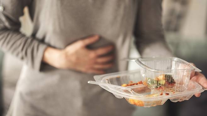 식사 후 더부룩함은 위장 운동 저하 및 가스 정체와 연관된 경우가 많다｜출처: 게티이미지뱅크