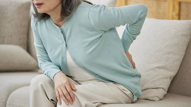 척추내시경 수술은 전신마취 없이 수술이 가능하고, 회복이 빨라 고령 환자들에게 주목받고 있다 | 출처: 클립아트코리아