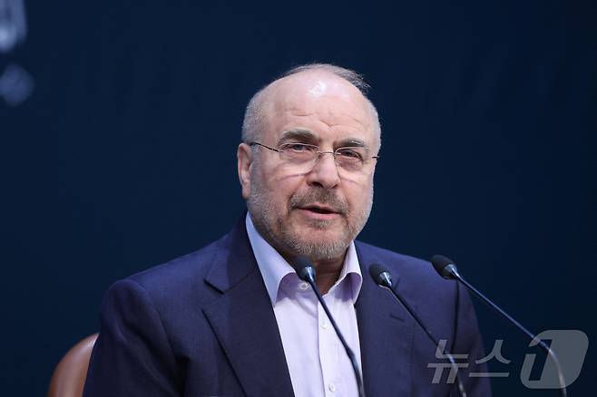 이란 국회의장 모하마드 바게르 갈리바프가 테헤란에서 열린 기자회견에 참석하고 있다. 2024.11.27. ⓒ 로이터=뉴스1