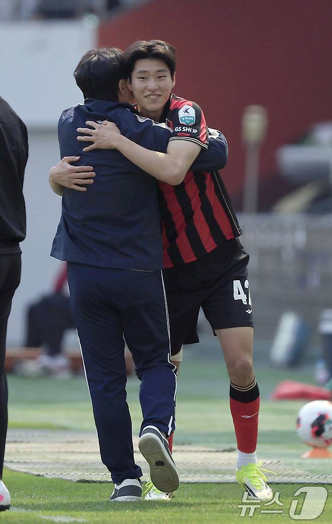 22일 오후 서울시 마포구 월드컵로 서울월드컵경기장에서 열린 하나은행 K리그1 2026 5라운드 FC서울과 광주FC의 경기에서 전반 선제골을 넣은 서울 손정범이 김기동 감독과 기쁨을 나누고 있다. 2026.3.22 ⓒ 뉴스1 박정호 기자