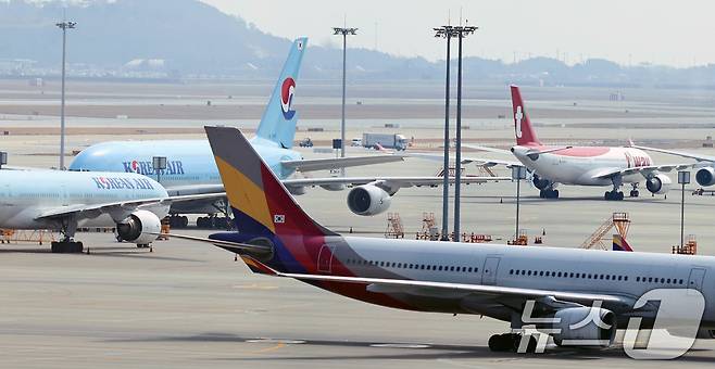 중동 사태로 국제유가와 환율이 오르면서 국내 주요 항공사들이 4월 발권하는 항공권에 붙는 유류할증료를 최대 3배 이상 올릴 방침이다. 이에 따라 여행객들의 항공권 구입시 부담이 커질 것으로 보인다. 사진은 22일 인천국제공항 계류장의 모습. 2026.3.22 ⓒ 뉴스1 구윤성 기자