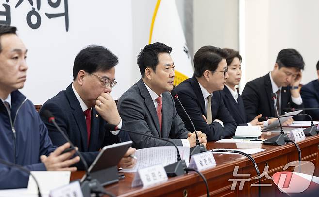 장동혁 국민의힘 대표가 23일 서울 여의도 국회에서 열린 최고위원회의에서 모두발언하고 있다. 2026.3.23 ⓒ 뉴스1 이승배 기자