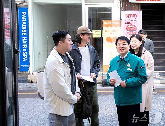 윤일현 금정구청장이 지난 20일 부산대 '로컬 1호점 거리' 조성 현장을 방문해 사업 추진 상황을 점검하고 있다.(금정구 제공. 재판매 및 DB금지)