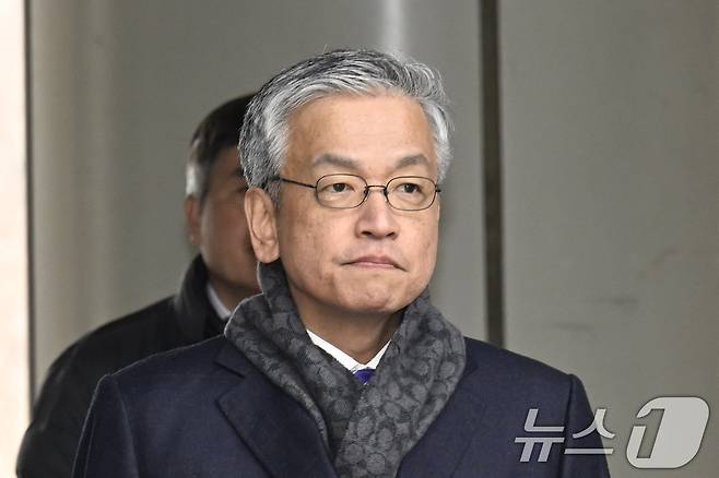 헌법재판관 미임명과 윤석열 전 대통령 측근인 이완규 후보자를 기습 지명하는데 관여한 혐의 등을 받는 최상목 전 경제부총리가 10일 오후 서울 서초구 중앙지방법원에서 열린 1심 첫 공판에 출석하고 있다. (공동취재) 2026.2.10 ⓒ 뉴스1 안은나 기자