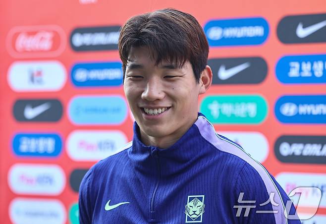 23세 이하(U-23) 축구대표팀 김준홍이 24일 충남 천안 코리아풋볼파크에서 2026 아이치·나고야 아시안게임에 대비해 열린 훈련에 앞서 취재진과 인터뷰를 하며 미소짓고 있다. 2026.3.24 ⓒ 뉴스1 김도우 기자