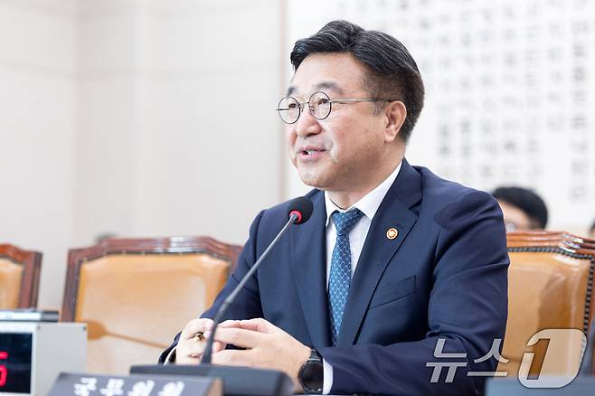 18일 서울 여의도 국회에서 열린 제433회국회(임시회) 법제사법위원회 제3차 전체회의에서 윤호중 행정안전부 장관이 중수청 설치법 관련 의원 질의에 답변하고 있다. 2026.3.18 ⓒ 뉴스1 이승배 기자