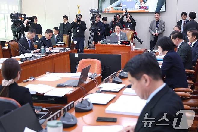 김석기 위원장이 17일 서울 여의도 국회에서 열린 외교통일위원회 전체회의에서 의사봉을 두드리고 있다. 2026.3.17 ⓒ 뉴스1 신웅수 기자