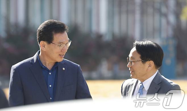 강기정, 신정훈 더불어민주당 전남광주통합특별시장 후보가 23일 천주교 광주대교구를 방문한 후 대화를 나누고 있다. 2026.3.23 ⓒ 뉴스1 김태성 기자