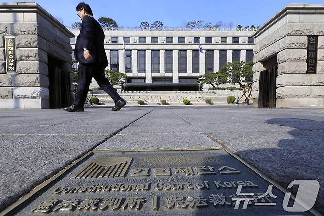 24일 서울시 종로구 재동 헌법재판소 앞으로 관계자가 지나고 있다. 법조계에 따르면 헌재는 이르면 이날 지정재판부 재판관 평의를 마친 일부 재판소원 사건에 관해 각하 또는 심판 회부 여부를 내놓을 것으로 전망된다. 2026.3.24 ⓒ 뉴스1 박정호 기자