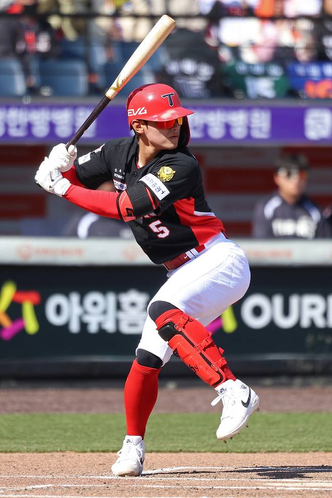 KIA 김도영이 19일 대전 한화생명 볼파크에서 열린 2026 KBO리그 시범경기 한화전에서 타격하고 있다. 사진 | KIA 타이거즈