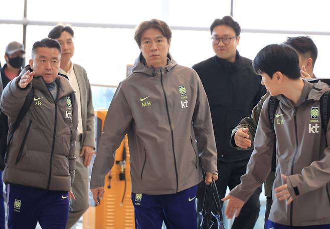 유럽원정 2연전에 나서는 한국축구 국가대표팀의 홍명보 감독이 23일 인천국제공항을 통해 출국하고 있다. 사진 | 연합뉴스