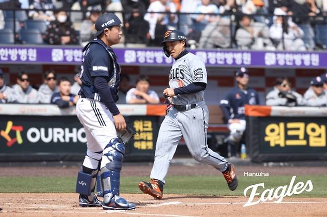 손아섭이 대전 한화생명 볼파크에서 열린 2026 KBO리그 시범경기 두산전에서 득점하고 있다. 사진 | 한화 이글스