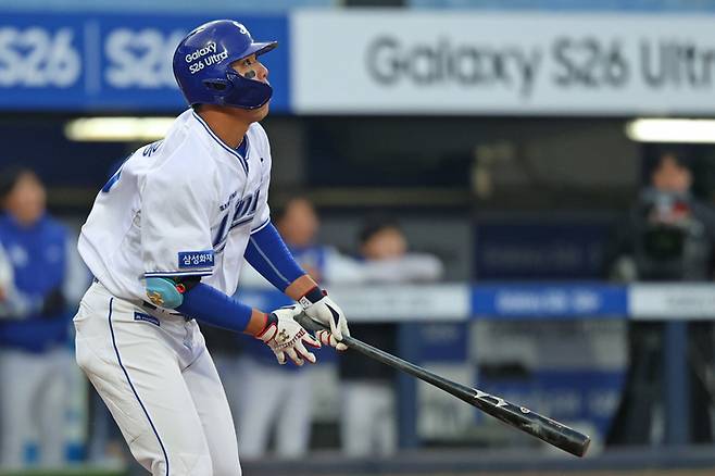 삼성 김영웅이 23일 대구삼성라이온즈파크에서 열린 2026 KBO리그 시범경기 KIA전에서 2회말 선제 솔로포를 때린 후 타구를 바라보고 있다. 사진 | 삼성 라이온즈