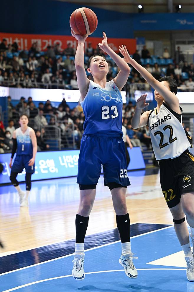 신한은행 홍유순이 23일 인천 도원체육관에서 열린 BNK금융 2025~2026 여자프로농구 정규리그 KB스타즈와 경기에서 골밑슛을 넣고 있다. 사진 | WKBL