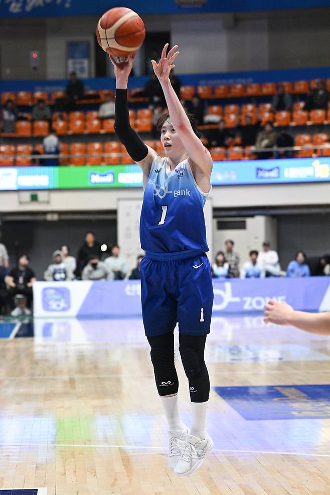 신한은행 신이슬이 23일 인천 도원체육관에서 열린 BNK금융 2025~2026 여자프로농구 정규리그 KB스타즈와 경기에서 슛을 던지고 있다. 사진 | WKBL