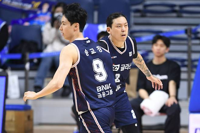 KCC 송교창(왼쪽)과 최준용이 21일 부산 사직체육관에서 열린 2025~2026 LG전자 프로농구 정규리그 삼성전에서 하이파이브 하고 있다. 사진 | KBL