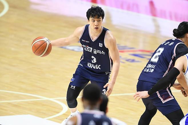 KCC 허웅이 21일 부산 사직체육관에서 열린 2025~2026 LG전자 프로농구 정규리그 삼성과 경기에서 드리블 하고 있다. 사진 | KBL