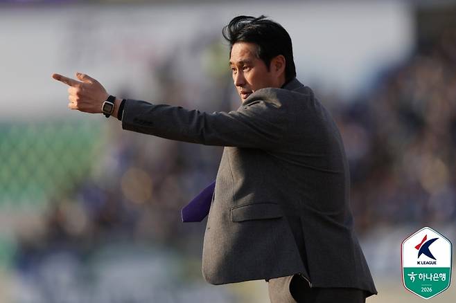 안양 유병훈 감독이 인천전에서 선수들에게 지시하고 있다. 사진 | 한국프로축구연맹