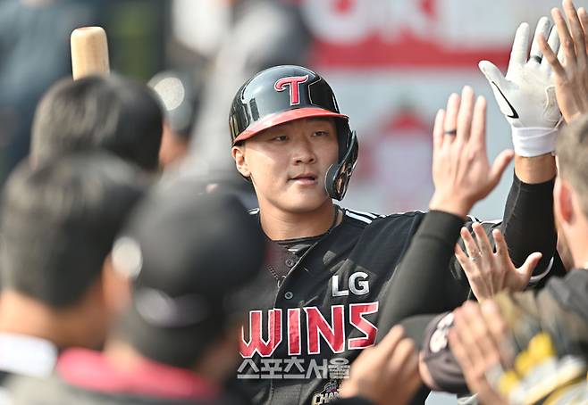 LG 이재원이 17일 수원케이티위즈파크에서 열린 2026 KBO리그 시범경기 KT전 8회초 1사 좌중월 홈런을 날린 후 동료들과 하이파이브를 하고 있다. 수원 | 최승섭기자 thunder@sportsseoul.com