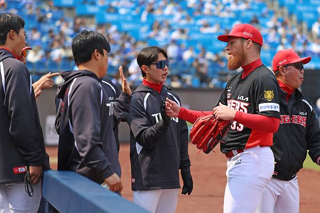 KIA 올러가 24일 대구삼성라이온즈파크에서 열린 2026 KBO리그 시범경기 삼성과 경기에 선발 등판해 이닝을 마친 후 더그아웃으로 돌아가며 동료들과 하이파이브 하고 있다. 사진 | KIA 타이거즈