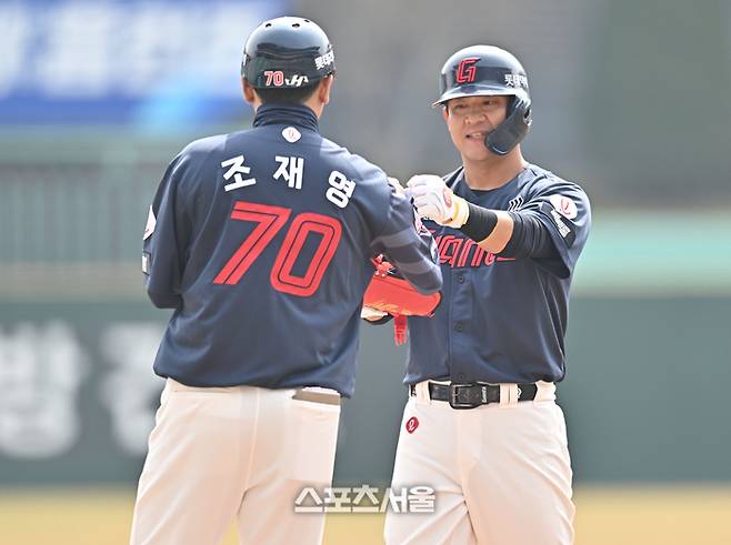 롯데 김민성이 23일 인천 SSG랜더스필드에서 열린 2026 KBO리그 시범경기 SSG전 1회초 2사만루 안타를 친 후 상대실책으로 3루까지 진루한 후 조재영 코치와 하이파이브를 하고 있다. 문학 | 최승섭 기자 thunder@sportsseoul.com