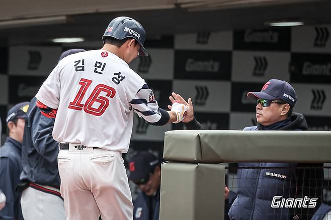 롯데 김민성이 16일 부산 사직구장에서 열린 2026 KBO리그 시범경기 키움전에서 더그아웃으로 향하며 김태형 감독과 하이파이브를 하고 있다. 사진 | 롯데 자이언츠