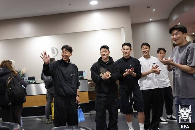 손흥민(LAFC) 김민재(바이에른 뮌헨) 이강인(파리 생제르맹) 등 해외리그 소속 태극전사들이 24일 영국 밀턴 케인즈 숙소에 먼저 도착한 뒤 도열, 국내에서 온 선수들을 반기고 있다. 사진 | 대한축구협회