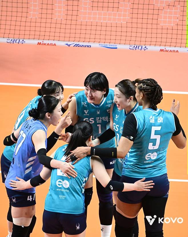 GS칼텍스 선수단이&nbsp;24일 오후 7시 서울 장충체육관에서 열린 2025-2026 V-리그 여자부 준플레이오프 흥국생명과의 경기에서 득점 이후 환호하고 있다.&nbsp;/사진=KOVO
