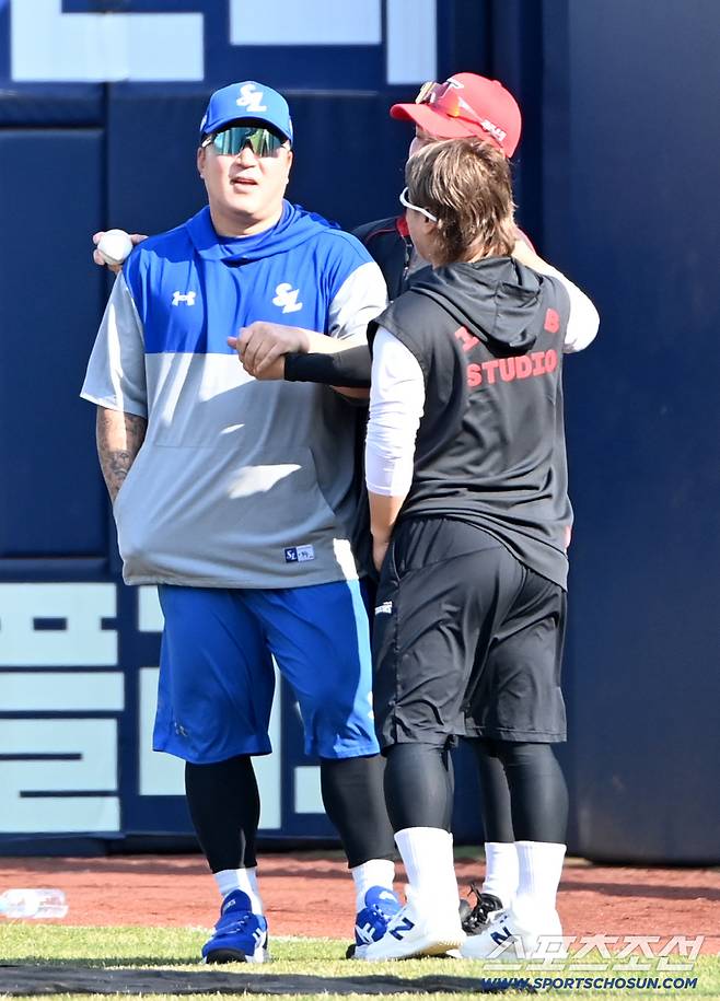 23일 대구삼성라이온즈파크에서 열린 KIA와 삼성의 시범경기. 경기 전 삼성 최형우가 KIA 선수단과 만나 이야기를 나누고 있다. 대구=허상욱 기자wook@sportschosun.com/2026.03.23/