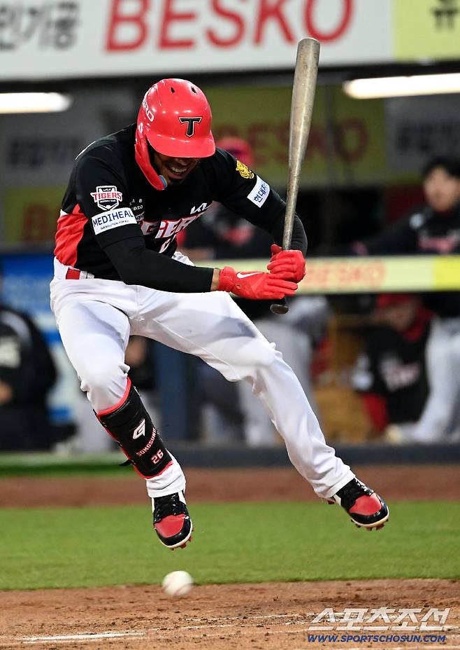 23일 대구삼성라이온즈파크에서 열린 KIA와 삼성의 시범경기. 4회초 KIA 카스트로가 삼성 양창섭의 투구를 점프하며 피하고 있다. 대구=허상욱 기자wook@sportschosun.com/2026.03.23/