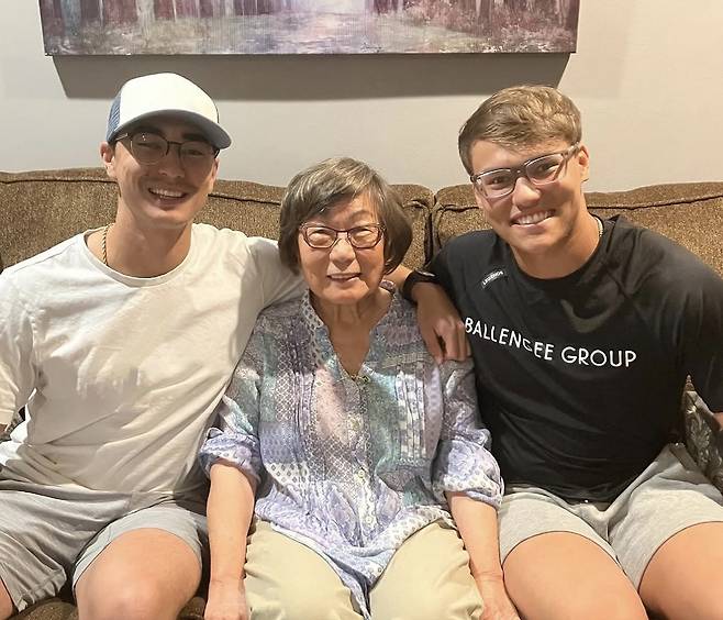 웨더홀트가 할머니(가운데)와 함께 찍은 사진=웨더홀트 SNS 계정