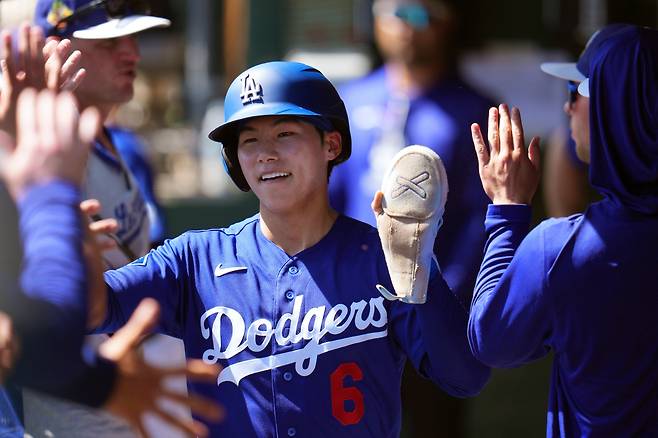 Los Angeles Dodgers' Hyeseong Kim, of South Korea, celebrates his run scored against the Milwaukee Brewers during the second inning of a spring training baseball game, Monday, March 16, 2026, in Phoenix. (AP Photo/Ross D. Franklin)연합뉴스
