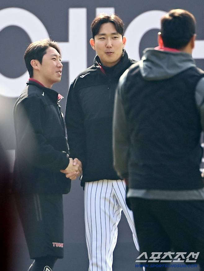 16일 수원KT위즈파크에서 열린 LG와 KT의 시범경기. LG 손주영이 박명근과 인사를 나누고 있다. 수원=허상욱 기자wook@sportschosun.com/2026.03.16/