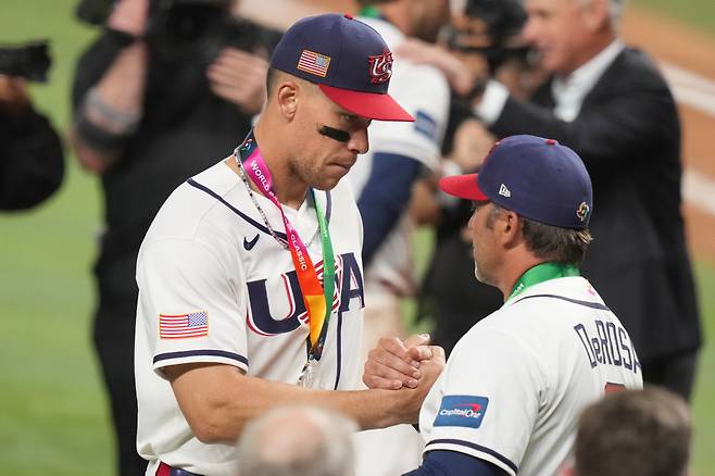 United States right fielder Aaron Judge shakes hands with manager Mark DeRosa after receiving their silver medals following the championship game of the World Baseball Classic against Venezuela, Tuesday, March 17, 2026, in Miami. (AP Photo/Lynne Sladky)
<저작권자(c) 연합뉴스, 무단 전재-재배포, AI 학습 및 활용 금지>