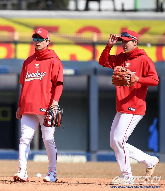 13일 광주 기아챔피언스필드에서 열린 KIA 타이거즈와 SSG 랜더스의 시범경기. SSG 문상준, 안상현이 수비 훈련을 하고 있다. 광주=박재만 기자 pjm@sportschosun.com/2026.03.13/