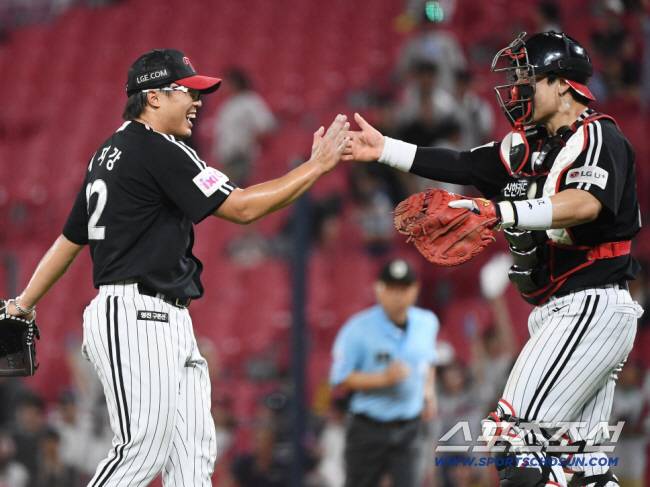 22일 광주 기아 챔피언스필드에서 열린 LG-KIA전. LG가 9대7의 극적인 역전승을 거뒀다. 이지강이 박동원과 하이파이브하고 있다. 광주=정재근 기자 cjg@sportschosun.com/2025.7.22/