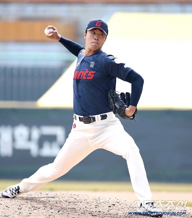 24일 인천 SSG랜더스필드에서 열린 KBO리그 시범경기 롯데와 SSG의 경기. 투구하는 롯데 윤성빈. 인천=송정헌 기자songs@sportschosun.com/2026.03.24/