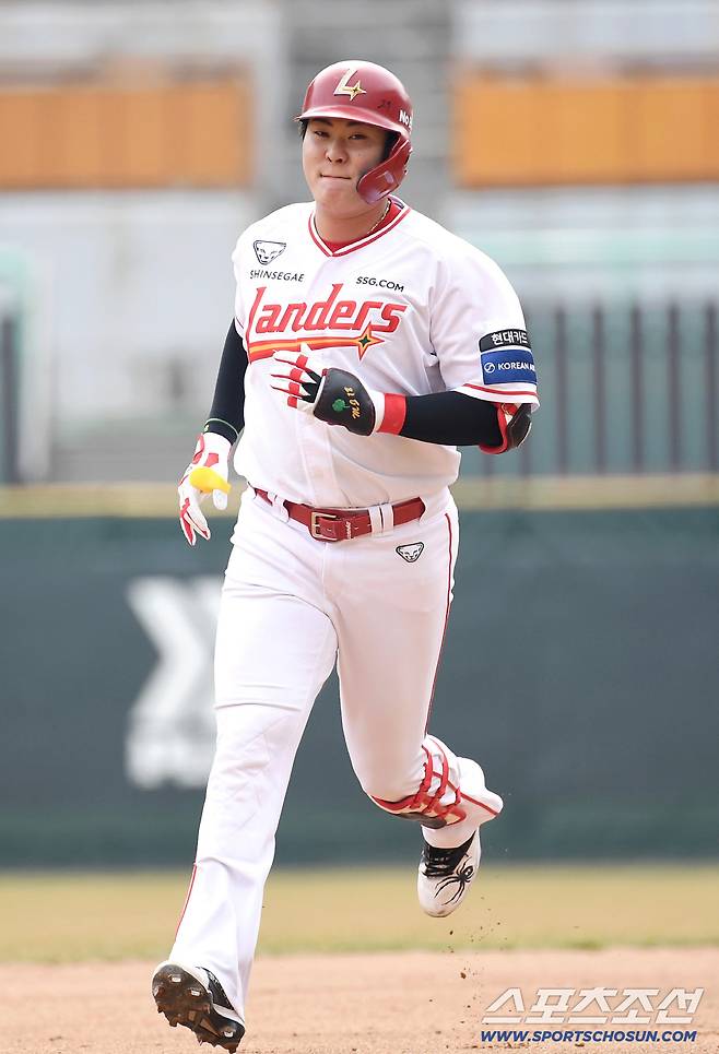 24일 인천 SSG랜더스필드에서 열린 KBO리그 시범경기 롯데와 SSG의 경기. 4회 역전 투런홈런을 날린 SSG 고명준. 인천=송정헌 기자songs@sportschosun.com/2026.03.24/