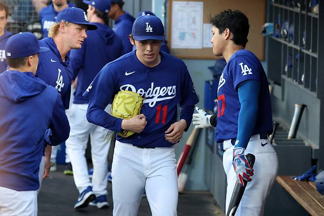 LA 다저스 사사키 로키가 24일(한국시각) 다저스타디움에서 열린 LA 에인절스전에 선발등판했다가 4회 주자를 내보내고 교체돼 들어와 오타니 쇼헤이의 격려를 받고 있다. Imagn Images연합뉴스