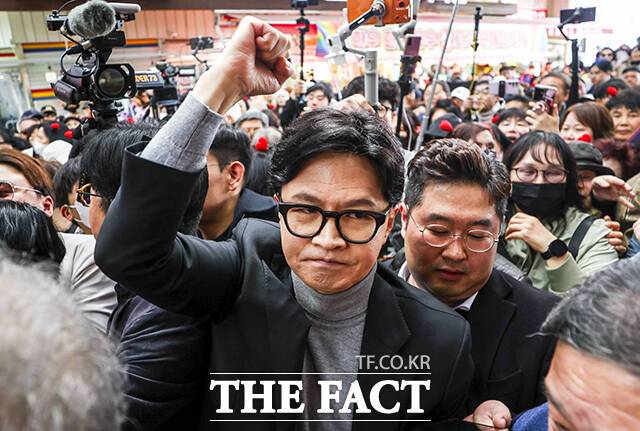 한동훈 전 국민의힘 대표가 친한계 인사들의 잇따른 '호재'에도 불구하고 가처분 신청 가능성엔 선을 그었다. 사진은 한 전 대표가 22일 오후 서울 동대문구 경동시장을 방문해 상인들과 인사하는 모습. /박헌우 기자