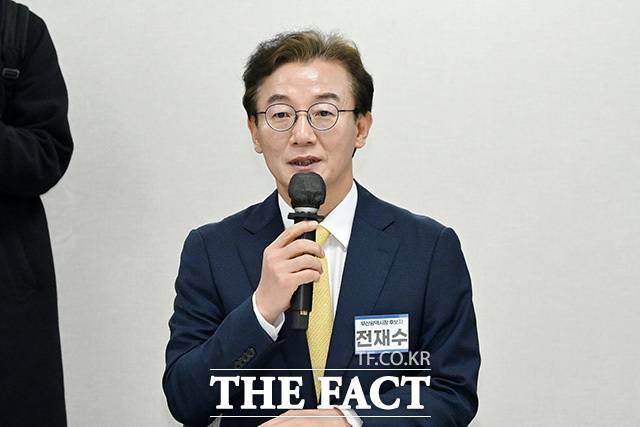 전재수 더불어민주당 의원은 24일 당 원내지도부에 '부산 글로벌허브도시 특별법(부산 특별법)' 처리를 촉구했다. 사진은 6.3 지방선거 부산시장 출마를 선언한 전 의원이 지난 17일 오전 서울 여의도 민주당 중앙당사에서 열린 광역단체장 후보 면접에 참석해 발언을 하고 있는 모습. /남용희 기자